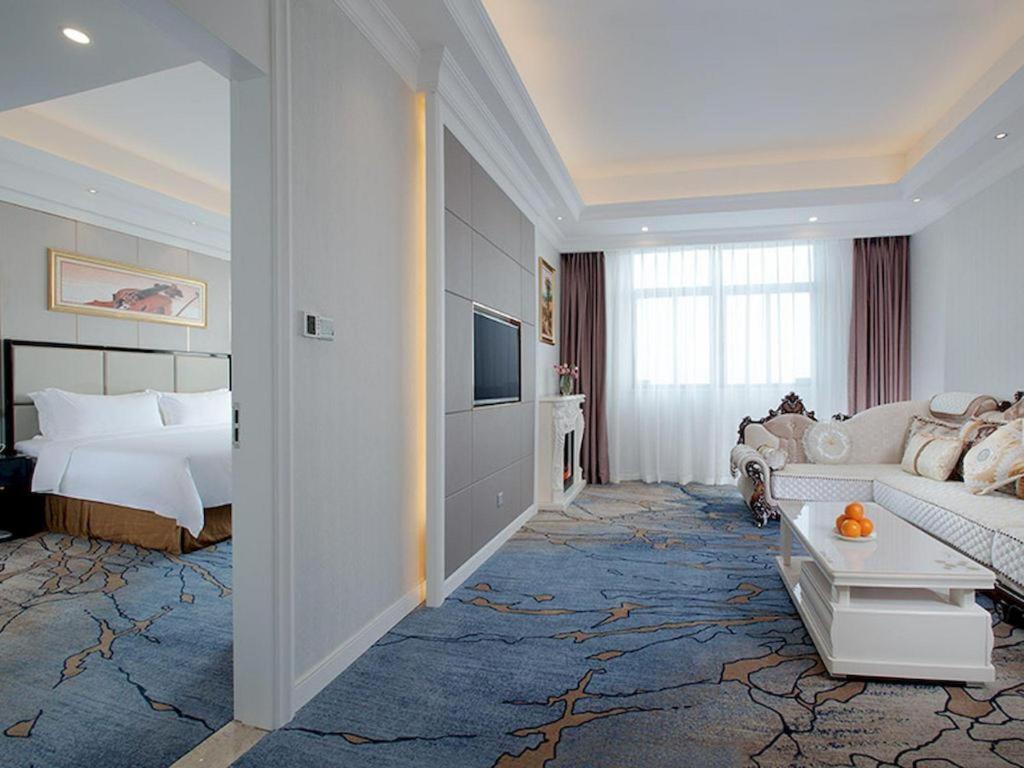 Vienna International Hotel Guangzhou Shijin Exterior photo